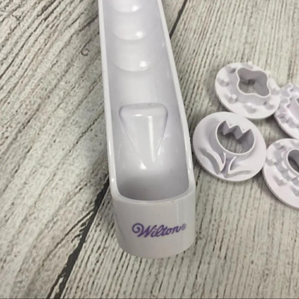 Wilton Fondant cutter & multi shape hand press